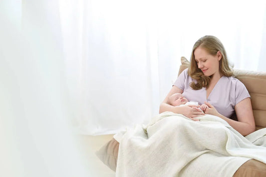 Newborn Feeding Guide: Breastfeeding vs Bottle Feeding